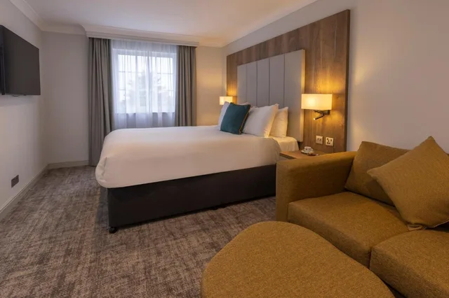 جناح جونيور بسرير كوين بمنطقة جلوس، Yew Lodge Hotel East Midlands Airport 7/9