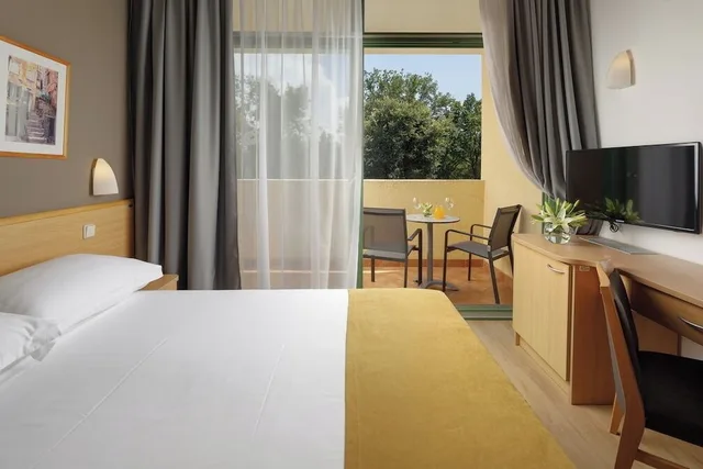 Economy, French Bed, Balcony, Park Side، Hotel Aurora Plava Laguna 3/6