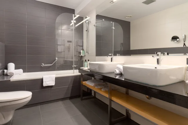 Executive, King Bed, Atrium Hotel 4/4