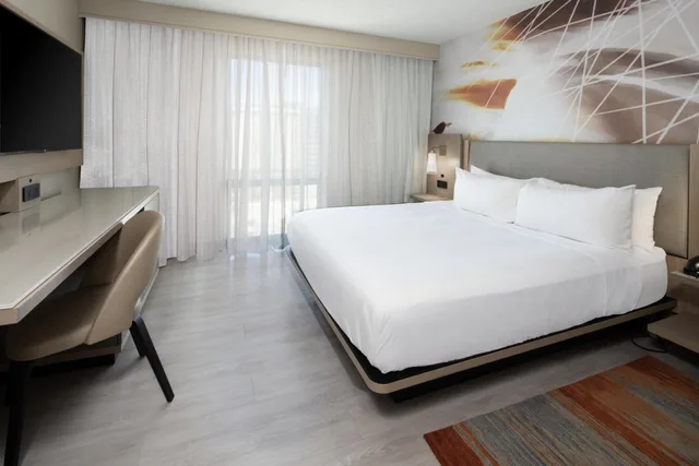 غرفة بسرير كينج مع أريكة بحوض استحمام لذوي الإعاقة، Tucson Marriott University Park 3/10
