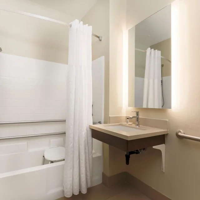 جناح استوديو بسرير كوين بحوض استحمام لذوي الإعاقة، Staybridge Suites Reno 2/3