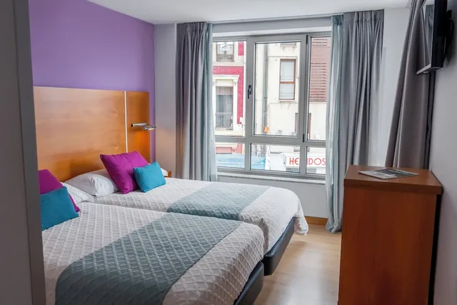 غرفة سوبيريور بسريرين منفصلين وثلاثة أسرّة بإطلالة على المدينة مع سرير إضافي، Hotel Faranda Marsol Candas, Ascend Hotel Collection 3/10