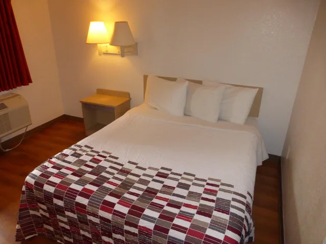 غرفة بسرير كوين، Econo Lodge Vallejo, CA 1/4