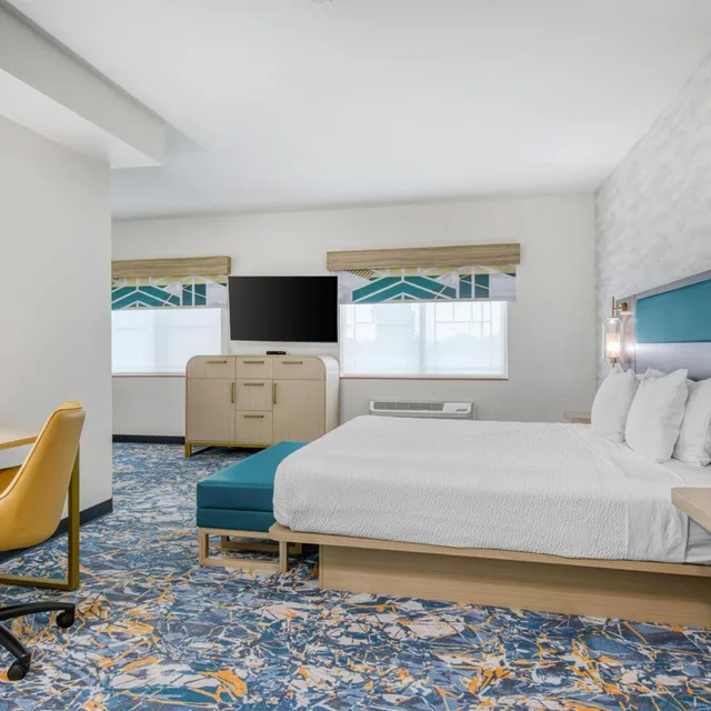 غرفة بسرير كينج مع أريكة، Best Western Northwest Lodge 6/8
