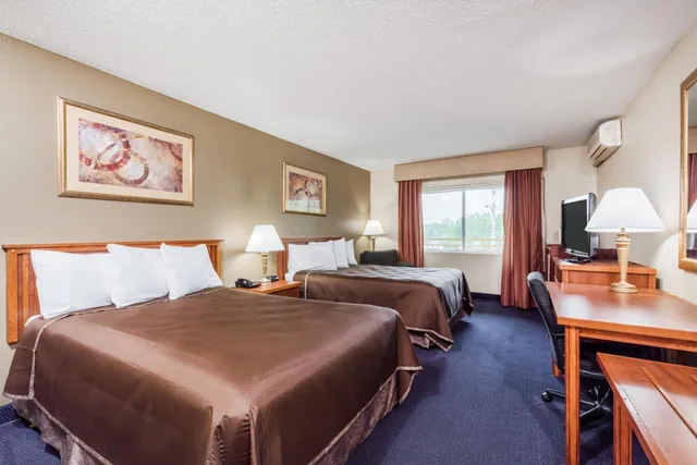Standard, 2 Double Beds, Smoking, Red Carpet Inn Amish Country 2/3