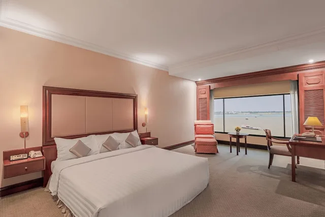 جناح جونيور بسرير كينج بإطلالة على النهر، Cambodiana Hotel 5/10