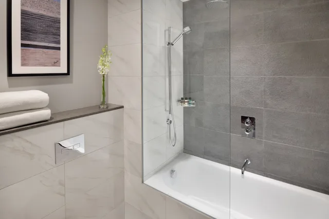 غرفة تنفيذية بسريرين منفصلين، Movenpick Bur Dubai 7/8
