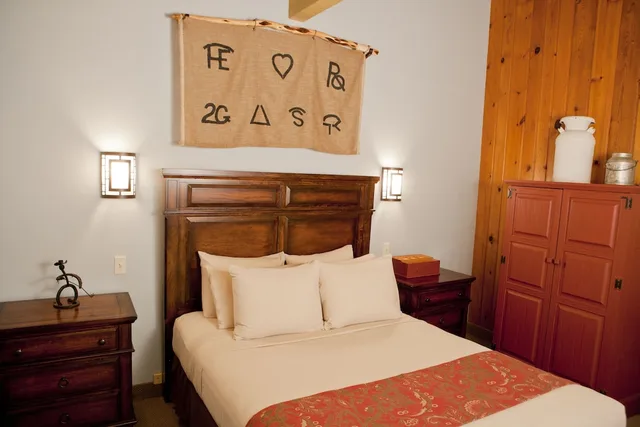 Signature, Queen Bed, Dude Rancher Lodge 2/5