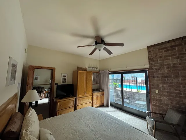 غرفة سيغنتشر بسرير كينج بغرفة نوم واحدة مع أريكة بمطبخ، Shadow Mountain Lodge 3/10