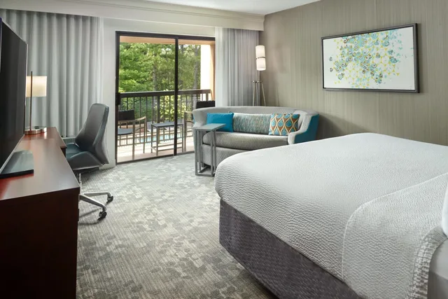 غرفة تنفيذية بسرير كينج مع أريكة، Courtyard Alpharetta Atlanta 1/8
