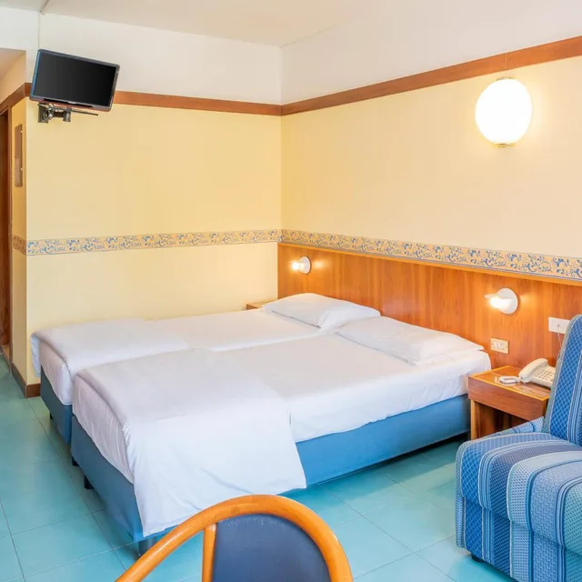 Double Standard, Royal Hotel Garda 2/10