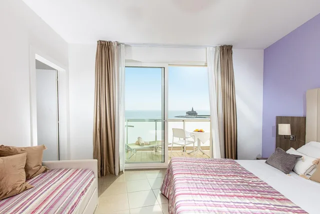 غرفة بريميوم رباعية بإطلالة على البحر بشرفة، Karinzia Hotel 1/10