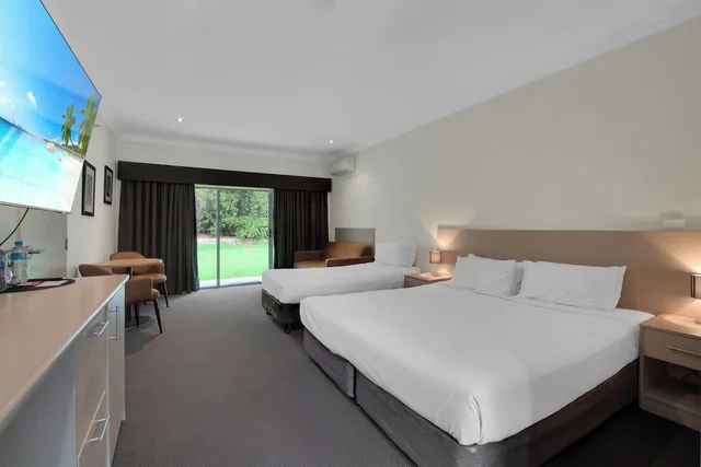 غرفة عائلية بسرير كوين وسرير فردي مع أريكة، Hunter Gateway Motel 1/6
