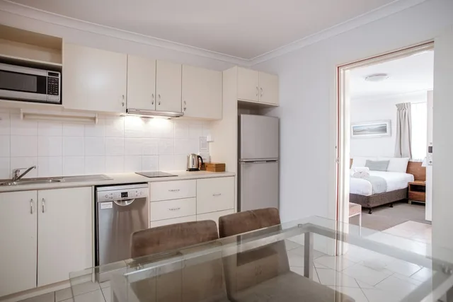 2 Bedrooms, Spa, Apartment, King Bed, 1 Queen and 1 Single Bed، KALBARRI EDGE RESORT 9/10