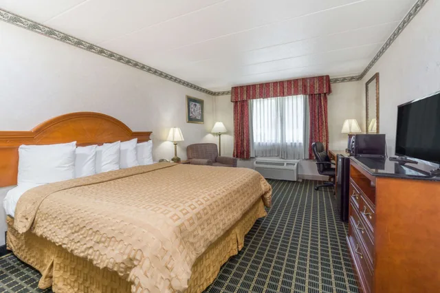 غرفة بسرير كينج لذوي الإعاقة، Days Inn by Wyndham Columbus East Airport 4/8