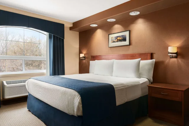 جناح جونيور بسرير كينج، Days Inn and Suites By Wyndham Brandon 2/3
