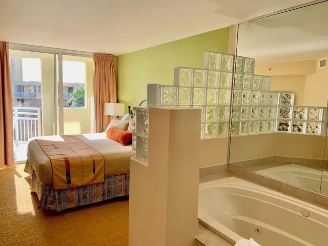 جناح ديلوكس بسرير كينج بإطلالة على المسبح بغرفة نوم واحدة، Vacation Village At Bonaventure 9/10