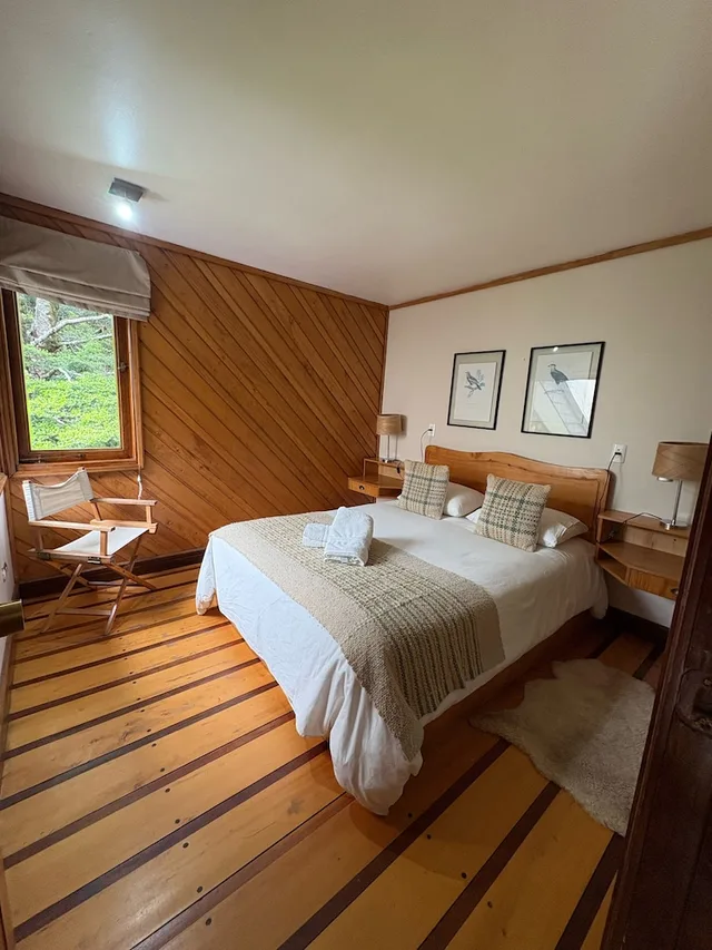 كابينة عائلية بسرير مزدوج وسريرين منفصلين مع أريكة، Yelcho Hotel en la Patagonia 2/6