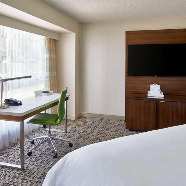 غرفة كبيرة ركنية بسرير كينج بحوض استحمام لذوي الإعاقة، Renaissance Nashville Hotel 7/7