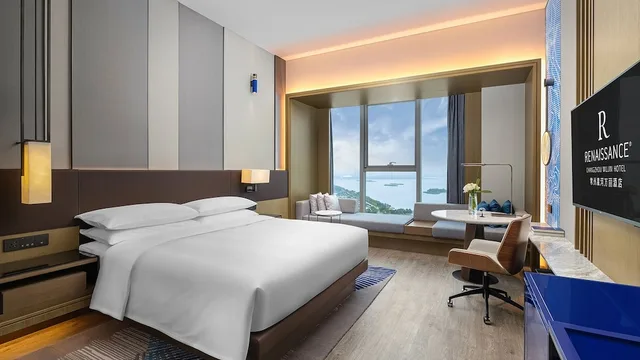 غرفة قياسية بسرير كينج بإطلالة على البحيرة، Renaissance Changzhou Wujin Hotel 2/5
