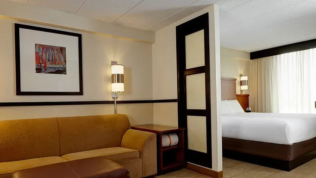 غرفة بسرير كينج مع أريكة في طابق مرتفع، Hyatt Place Milwaukee Airport 1/2
