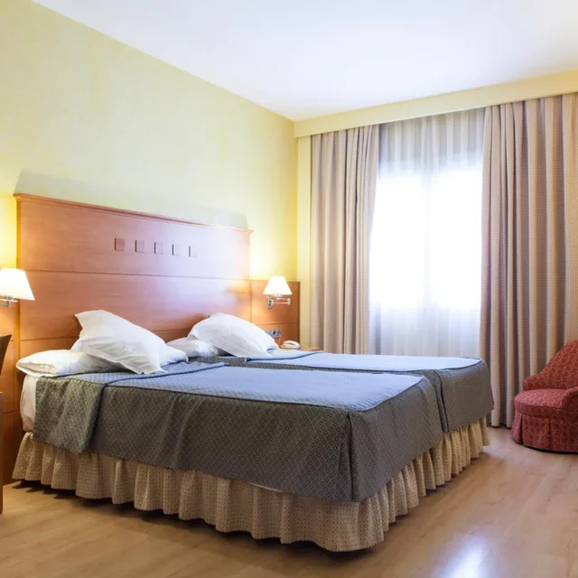 غرفة بسرير مزدوج أو سريرين منفصلين، Hotel Cervantes 2/8