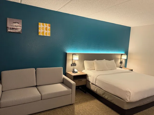 غرفة بسرير كينج لذوي الإعاقة، Comfort Inn Darien - North Brunswick 1/7
