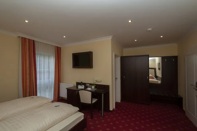 غرفة كومفورت ثلاثية بسرير كينج وسرير فردي، Hotel Musa's Grüne Tanne 4/9