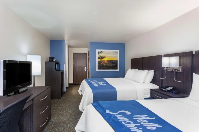 غرفة بسريرين كوين يُسمح فيها بالحيوانات الأليفة، Days Inn & Suites by Wyndham East Flagstaff 1/1