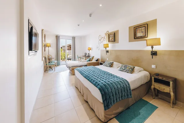 غرفة عائلية ثلاثية بسرير كينج وسرير فردي بإطلالة على البحر، BOUTIQUE HOTEL LIBERATA 1/2