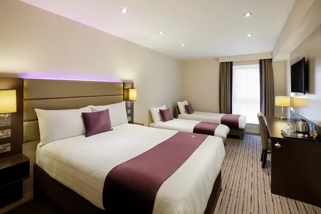 غرفة عائلية ثلاثية بسرير مزدوج وسرير فردي، Premier Inn Leeds South (Birstall) 2/3