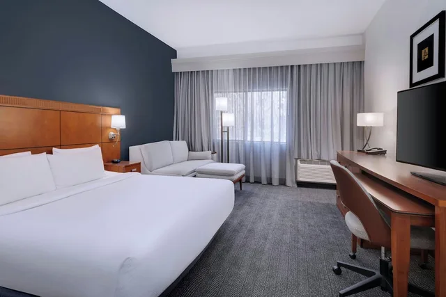 غرفة بسرير كينج لذوي الإعاقة، Courtyard by Marriott Tampa North/I-75 Fletcher 1/7