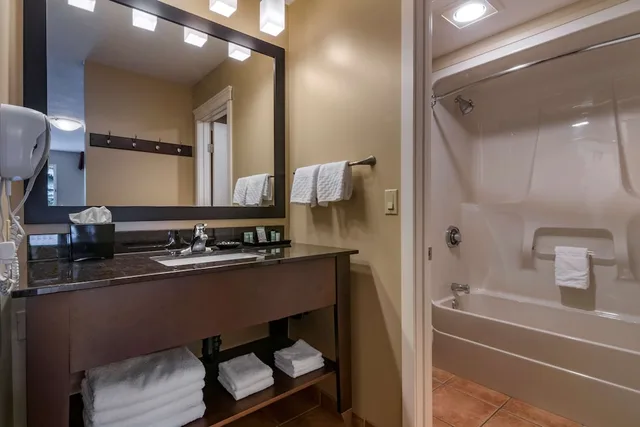 غرفة قياسية بسرير كينج، Best Western Sicamous Inn 7/8