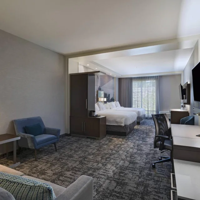 جناح بسريرين كوين بغرفة نوم واحدة مع أريكة، Courtyard St. Louis Brentwood 1/4