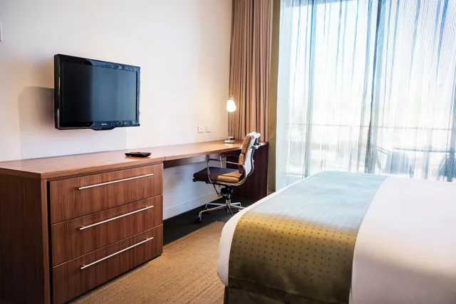 جناح بسرير كينج بشرفة بغرفة نوم واحدة، Holiday Inn Port Moresby 2/4