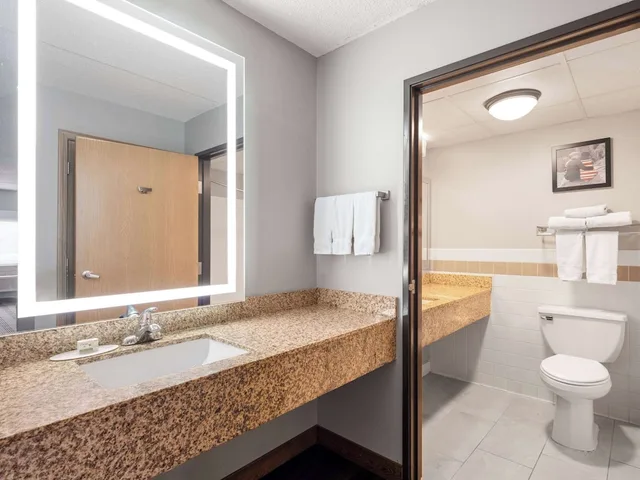 جناح ديلوكس بسرير كينج، AmericInn by Wyndham Shakopee Near Canterbury Park 10/10