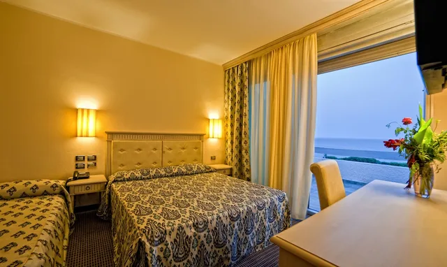 غرفة قياسية بسرير مزدوج أو سريرين منفصلين بإطلالة على البحر، Hotel Villaggio Club ALTALIA 3/4