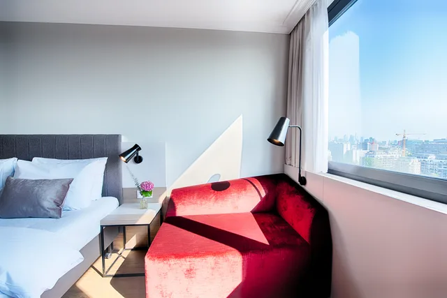 غرفة قياسية بسرير كوين مع أريكة، Crowne Plaza Frankfurt Congress Hotel 2/7
