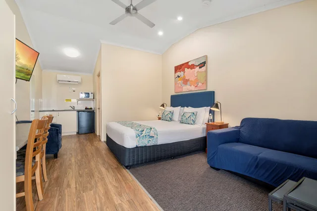 Room, Double Bed, Caboolture Central Motor Inn 2/3