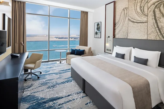 غرفة سوبيريور بسرير كينج، Novotel Dubai Gold District 1/5