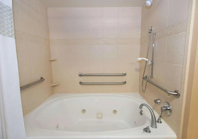 استوديو بسرير كينج مع أريكة بجاكوزي لذوي الإعاقة، Hampton Inn And Suites Scottsboro 3/4