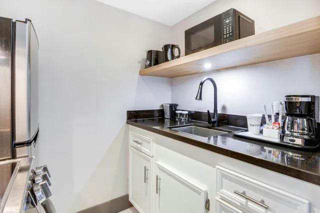 Standard, Queen Bed, Kitchen, Atrium Building، Sandman Hotel Kelowna 6/6