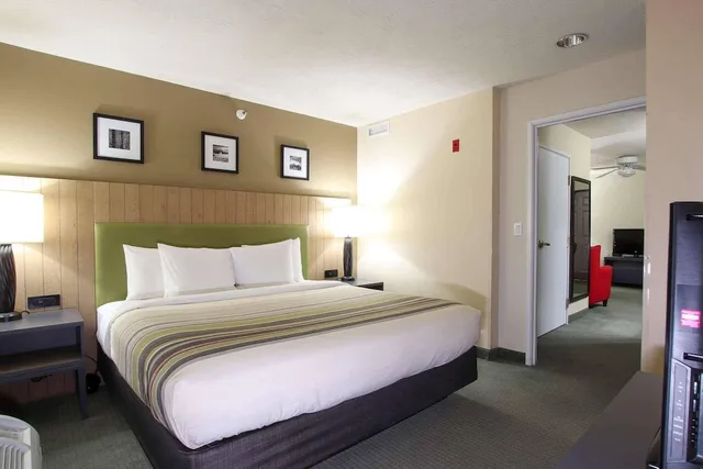 غرفة بسرير كينج لذوي الإعاقة، Country Inn & Suites by Radisson, West Valley City, UT 3/10
