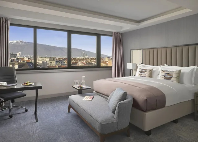 غرفة بسرير كينج بإطلالة على الجبل في الطابق العلوي، Intercontinental Sofia 4/6