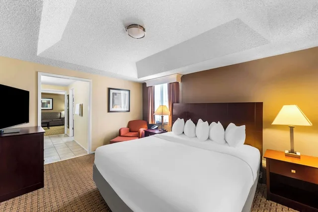 جناح بسرير كينج بمنطقة جلوس، Best Western Markita Inn 1/2