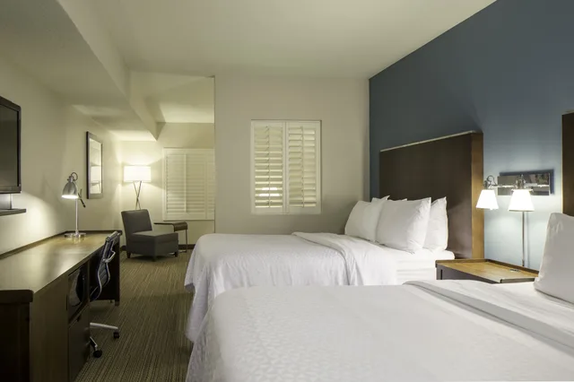 جناح جونيور بسريرين كوين بإطلالة مع أريكة، Four Points by Sheraton Cocoa Beach 2/3