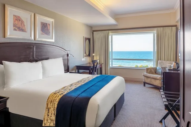 غرفة بريميوم بسريرين منفصلين بإطلالة على البحر، Southern Sun The Marine Hotel 2/6