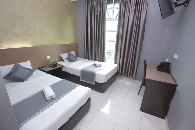 غرفة أساسية بسرير كوين وسريرين منفصلين، DJ CITI POINT HOTEL 1/2