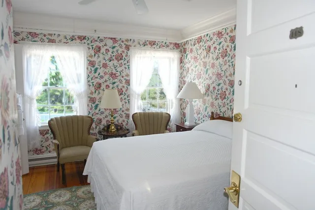 Garden, Queen Bed, The Colony Hotel 2/10