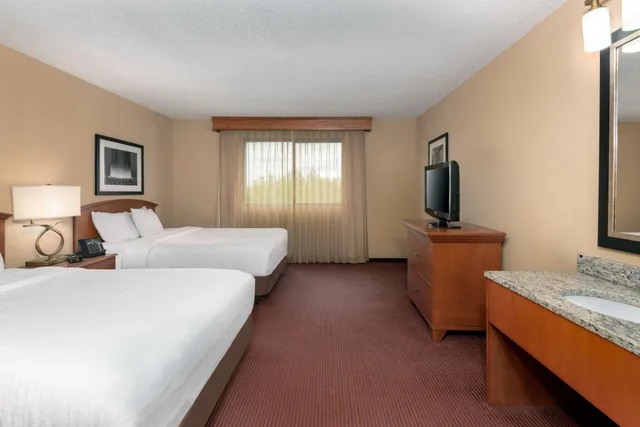 جناح بسريرين مزدوجين بغرفتين، Embassy Suites by Hilton Kansas City International Airport 2/2
